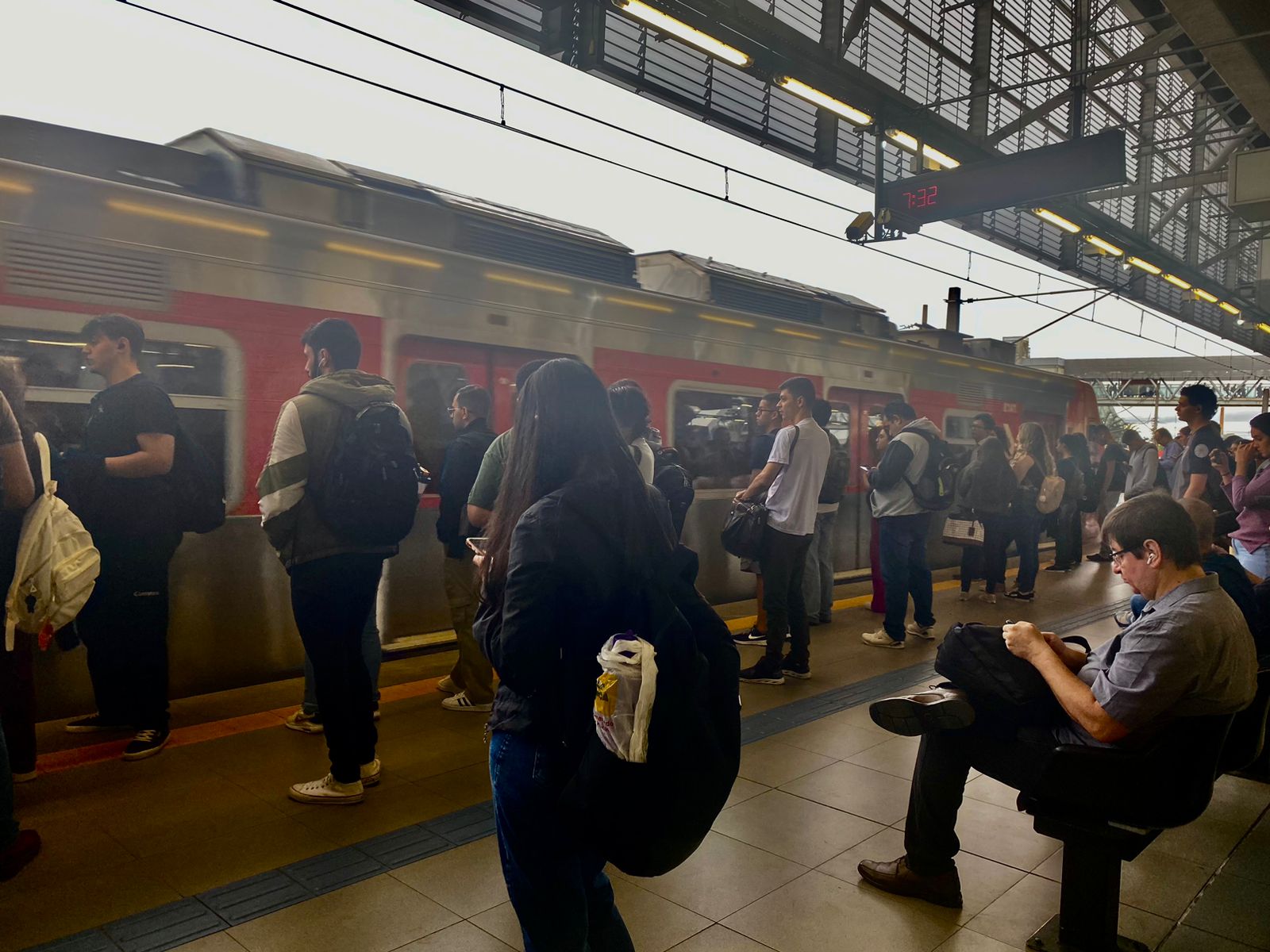 Trens só vão até Suzano e provocam reclamações de passageiros
