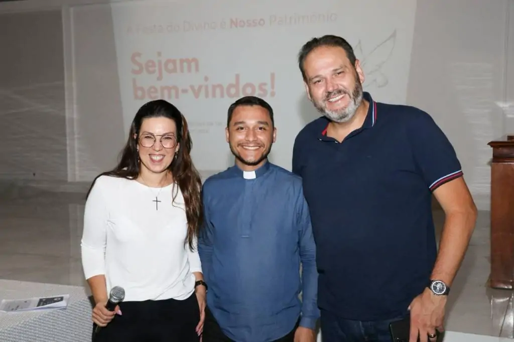 Patricia Cesare, padre Vinícius Vilela e Luiz Fernando Prado de Miranda posam pra foto | Divulgação.