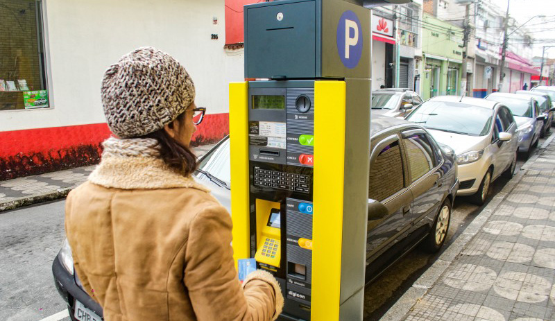 Câmara aprova projeto que obriga contratação de seguro para carros estacionados na Zona Azul