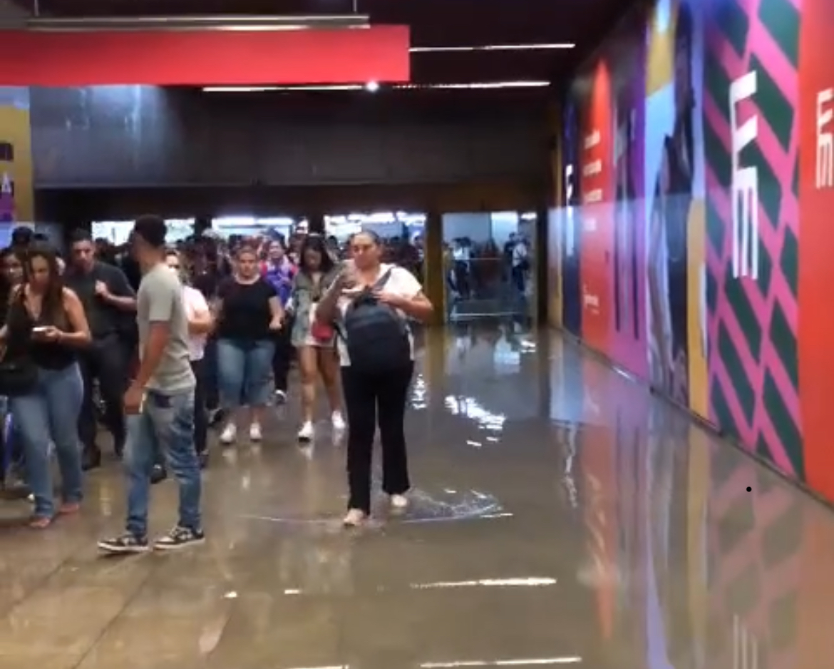 Passageira flagra grande poça d'água na Estação Luz, da CPTM; veja o vídeo