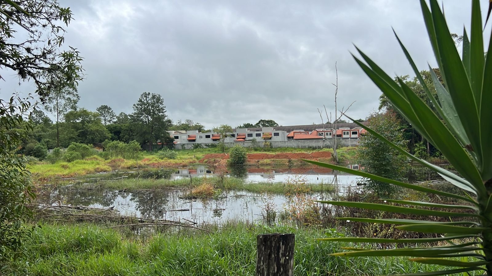 Local com acúmulo de água preocupa moradores do bairro Freguesia da Escada, em Guararema