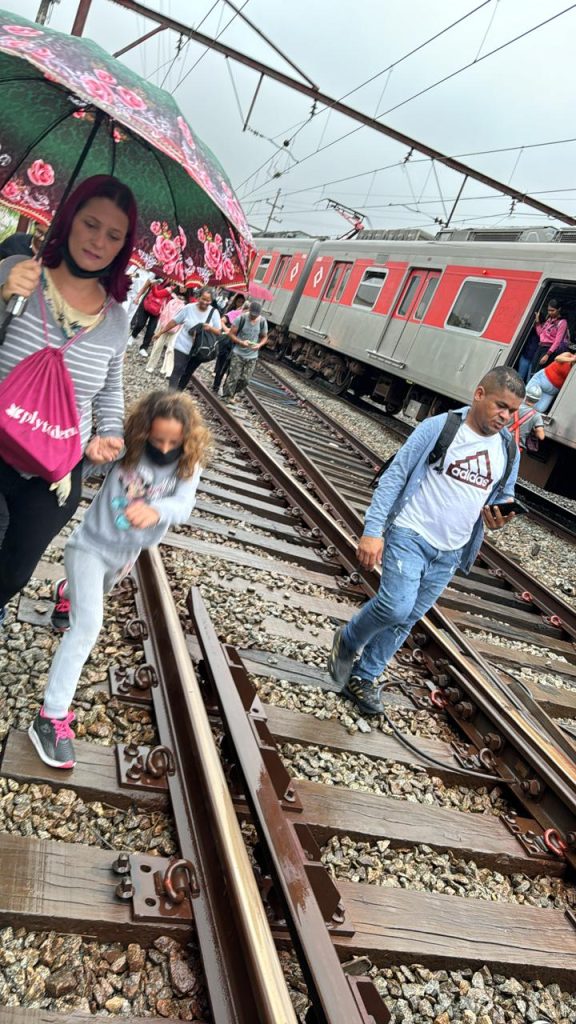 Mãe e filha andam para completar trajeto | Maria Aparecida Luminati