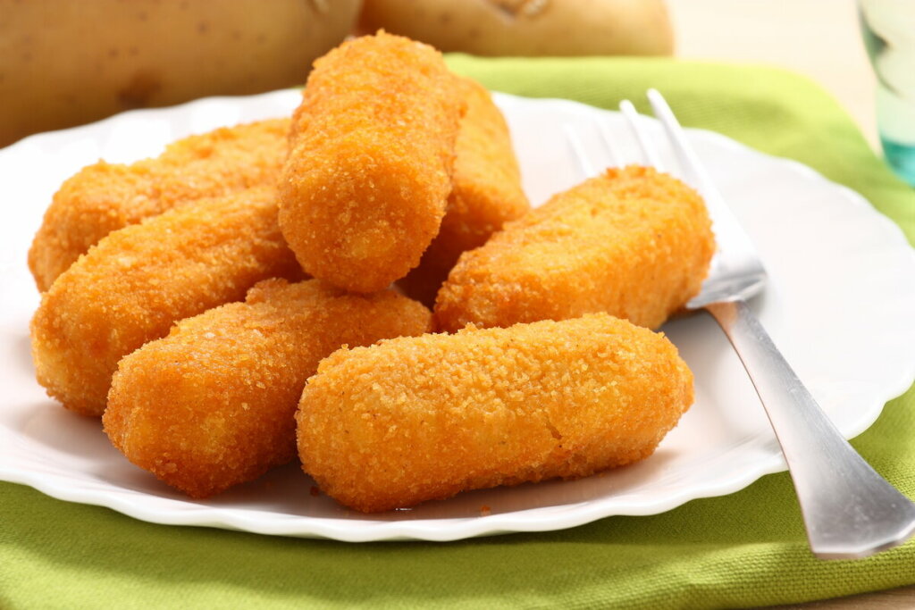 Bananas empanadas em cima de um prato branco