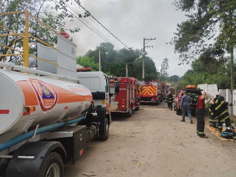 Galpão de recicláveis pega fogo em Itaquaquecetuba