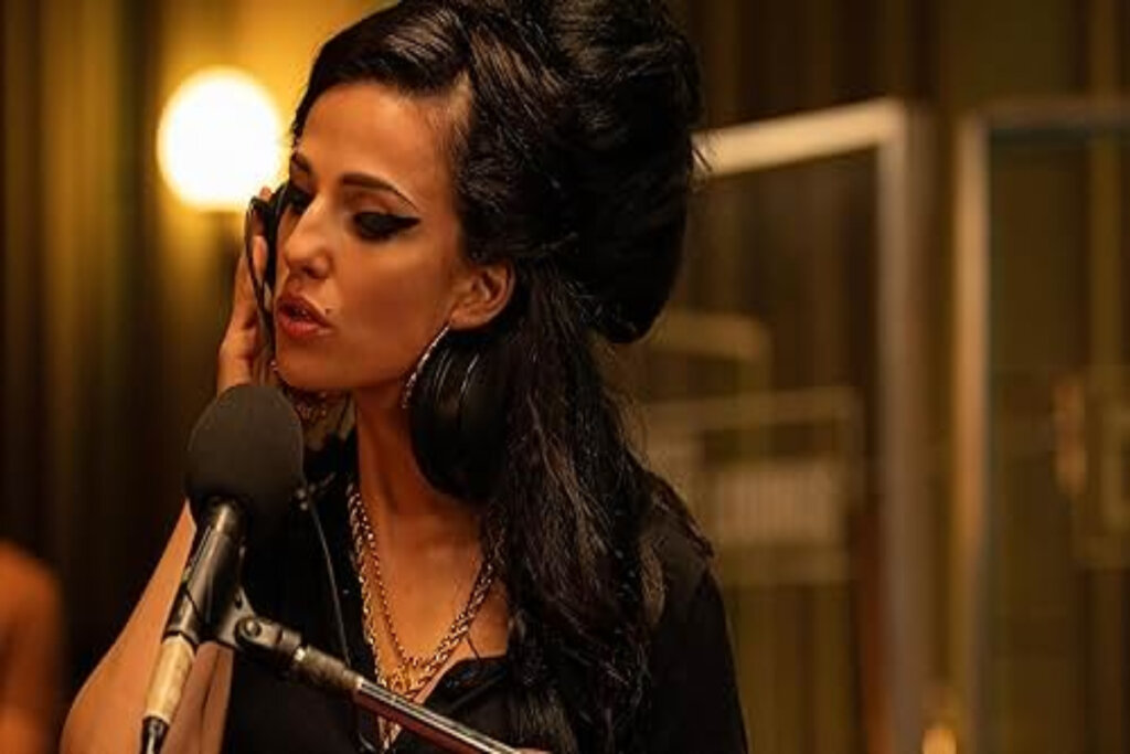 Cena do filme "Back to Black"; Amy cantando
