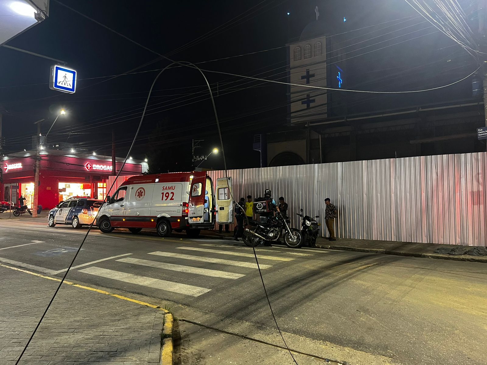 Fio solto na rua enrola em pescoço de motociclista que fazia entrega em Mogi