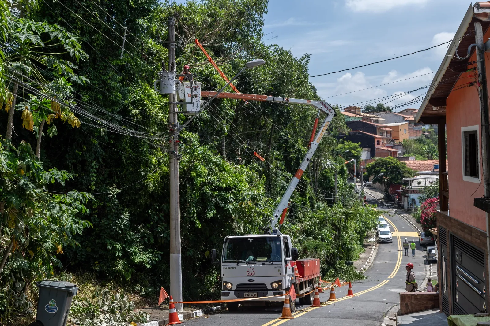 Sob determinação da Justiça, EDP realiza poda de árvores em Guararema