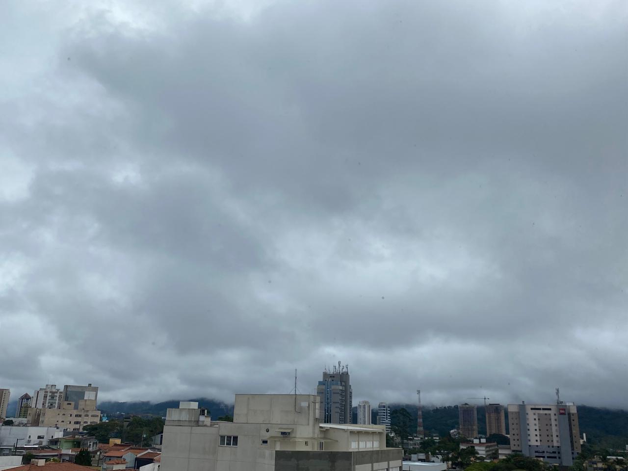 Após onda de calor, frente fria se instala em Mogi das Cruzes