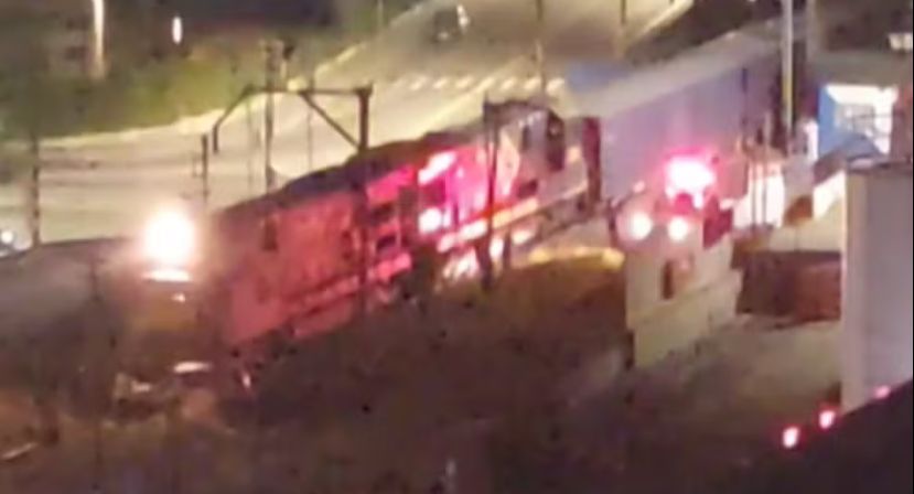 Trem de carga atinge carro em passagem de nível, em Mogi; veja imagens