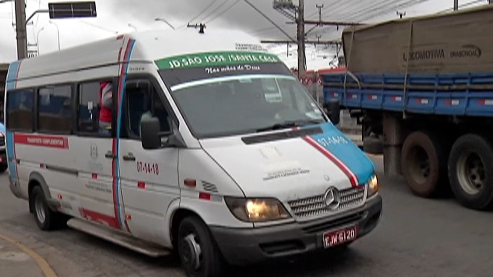 Caminhão atinge van do transporte complementar de Suzano