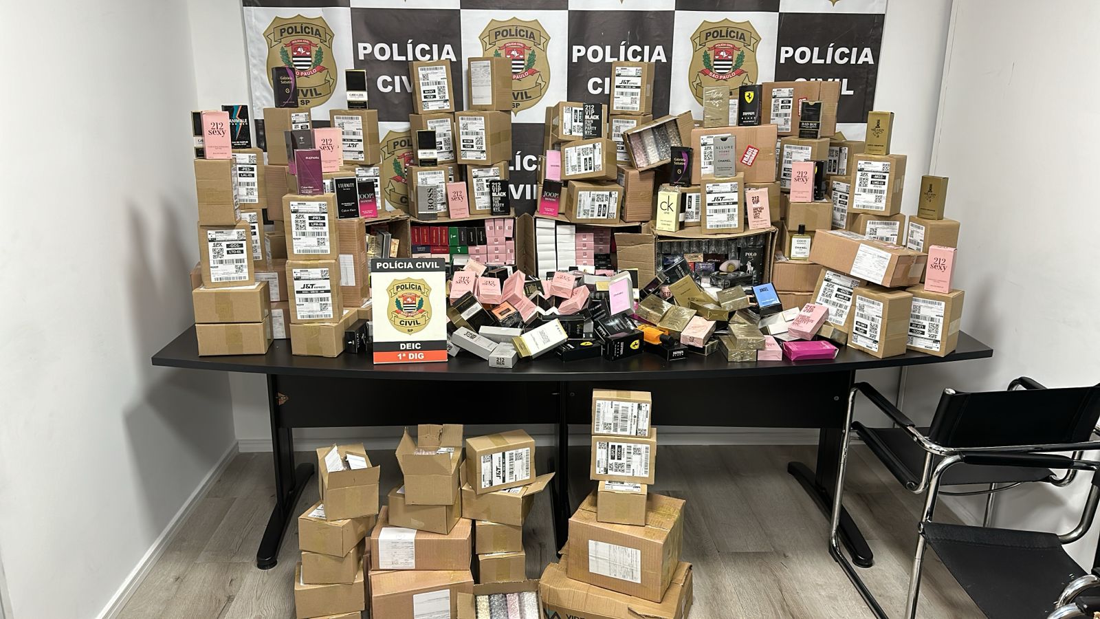 Polícia fecha fábrica de perfumes e cosméticos falsificados em Mogi