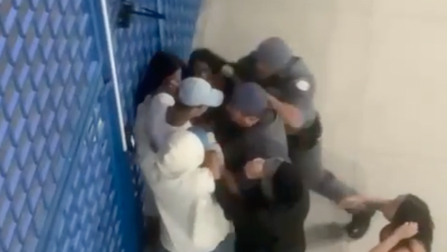 Vídeo: Policial Militar agride aluna de escola pública com cotovelada em Mogi das Cruzes