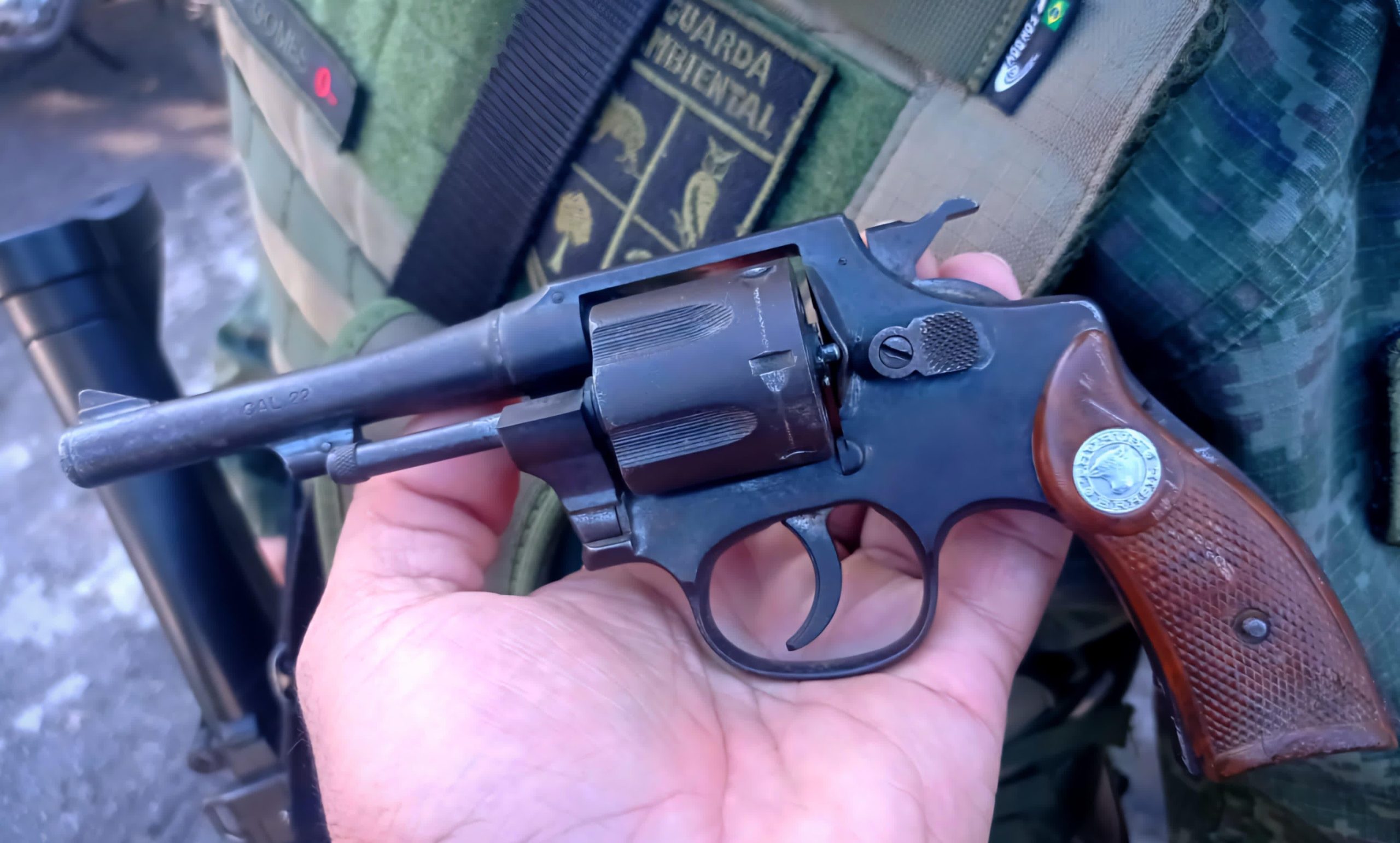 GCM de Itaquá recupera motos roubadas e apreende arma calibre 22