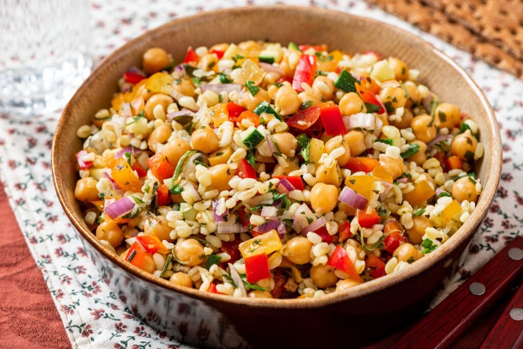 Salada de bulgur com grão-de-bico e vegetais em bowl