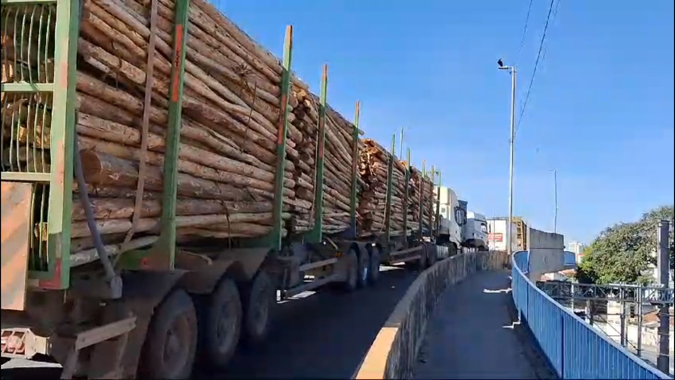 Caminhão quebra e interdita parte de viaduto em Suzano; local registrou lentidão no trânsito