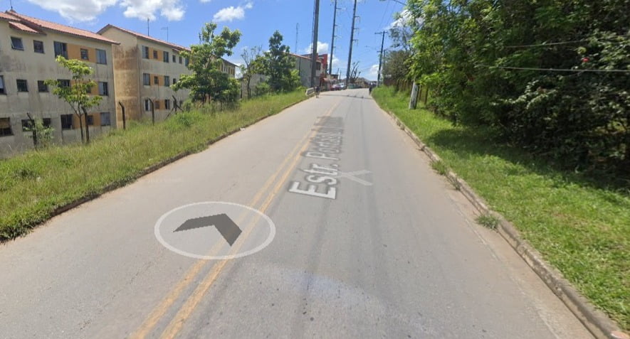 Carro pega fogo em Suzano, mas bombeiros controlam as chamas; não houve vítimas