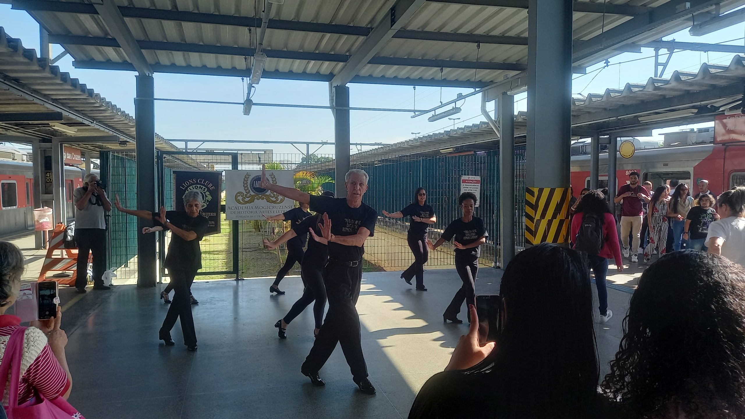 Mães da APAE apresentam dança de salão na Estação Mogi das Cruzes