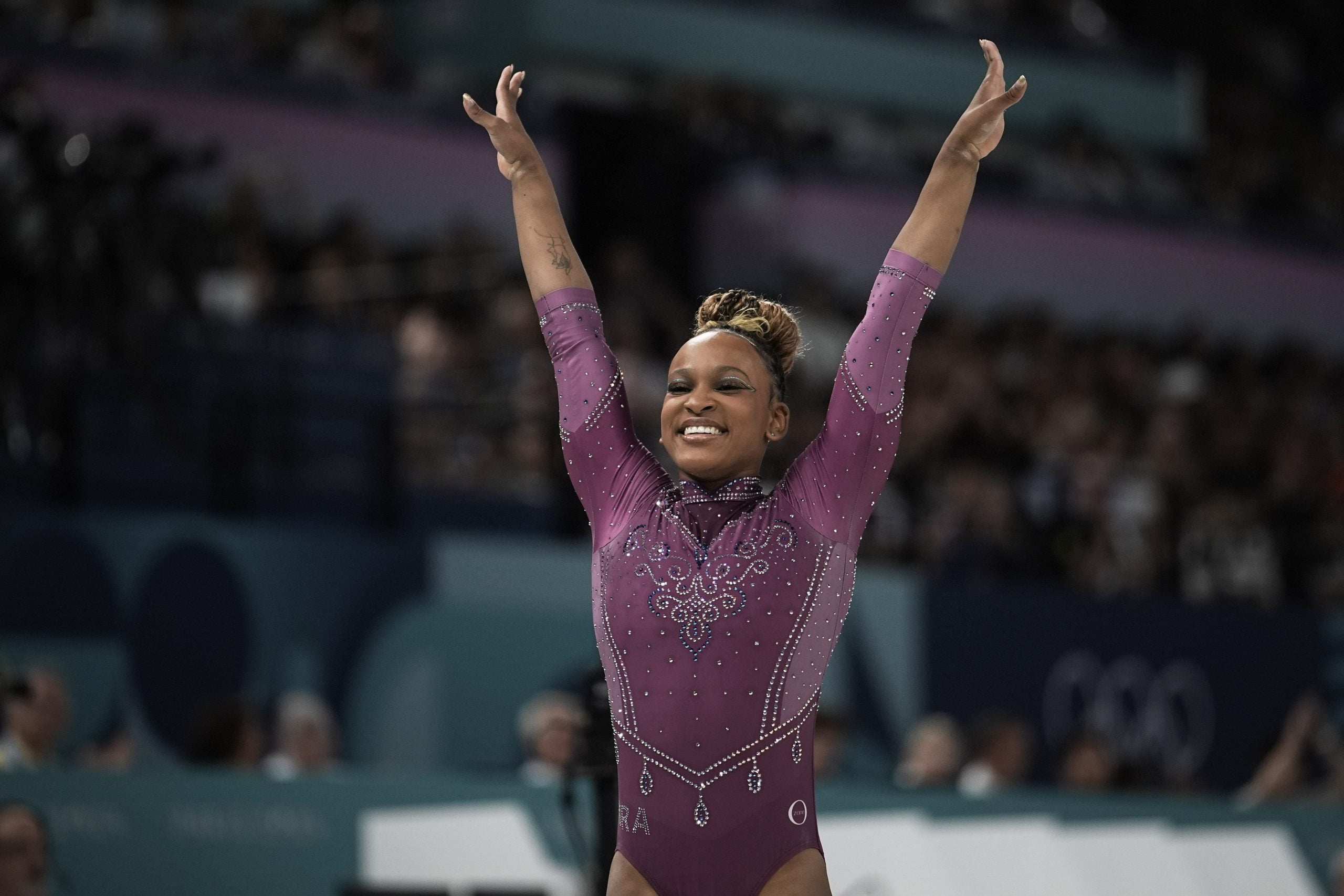 Fora do pódio: Rebeca termina em 4º e Biles em 5º quinto na trave