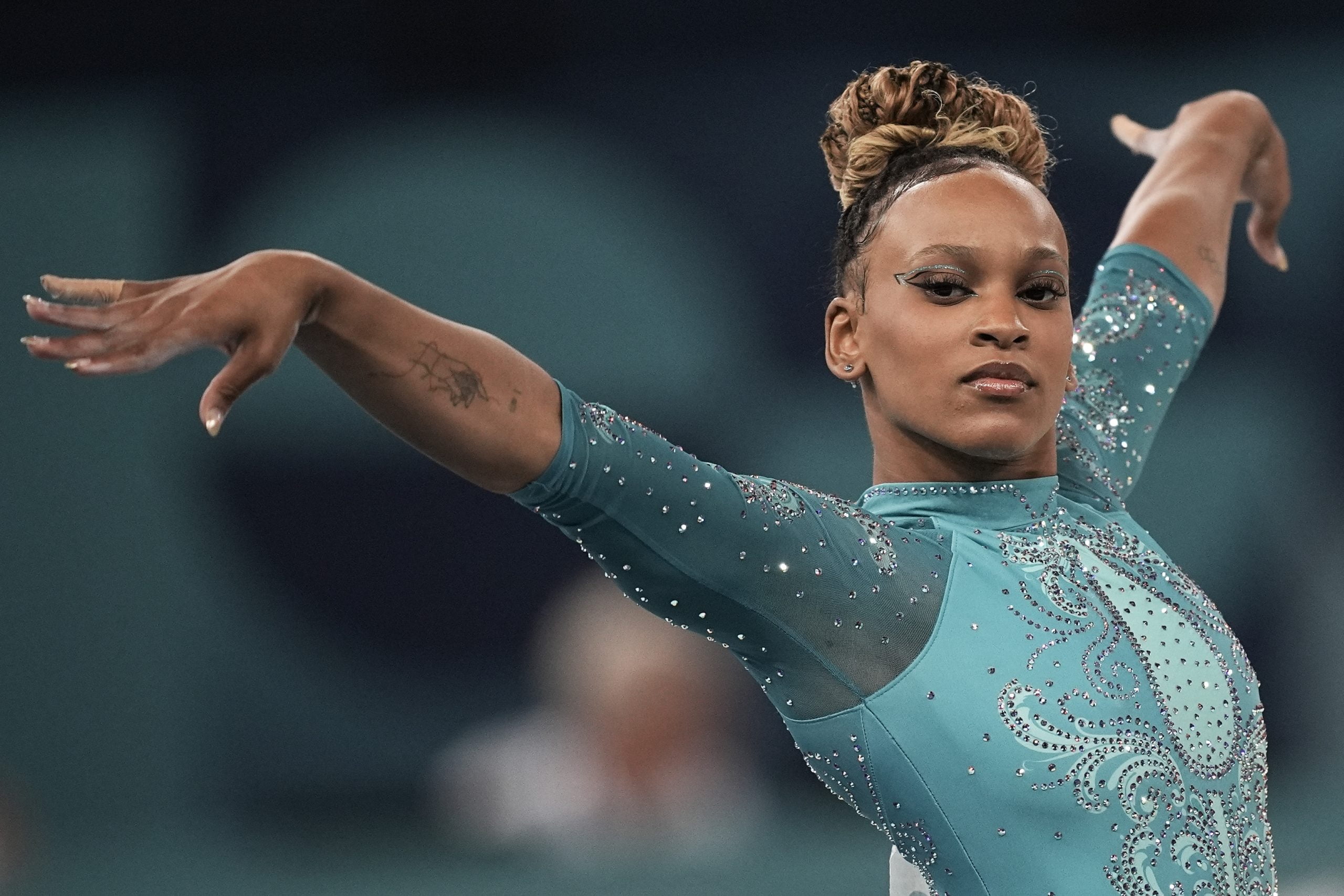 Rebeca é ouro no solo e vira maior medalhista olímpica do Brasil