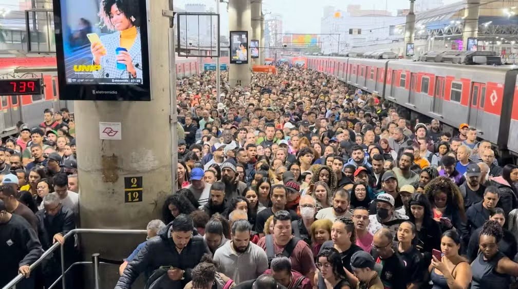 Falha em trem da CPTM gera superlotação e atrasos na Linha 11-Coral