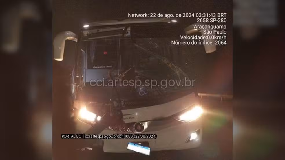 Ônibus do Mogi Basquete bate em caminhão na Castello Branco