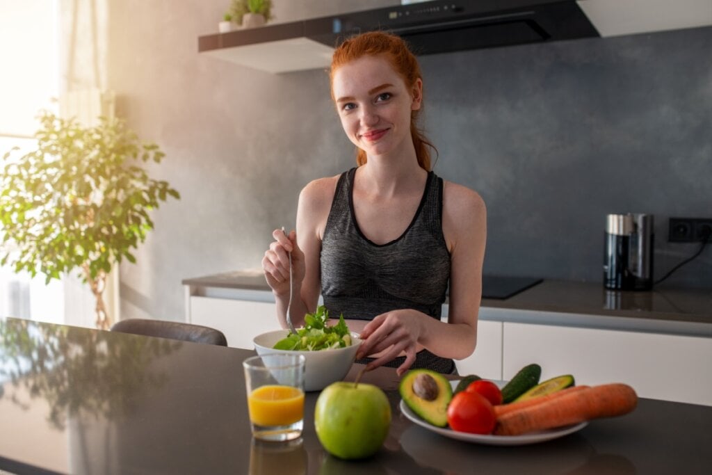 mulher na cozinha preparando alimentos saudáveis