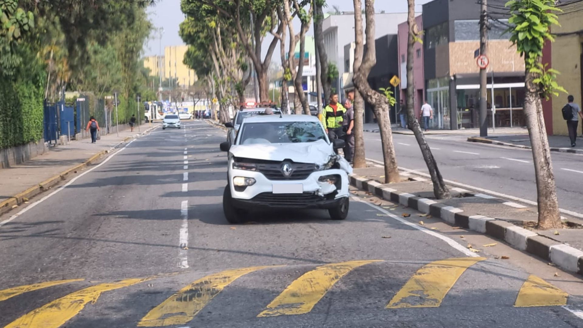 Carro atinge moto com duas pessoas ao lado de Centro Universitário, no Mogilar