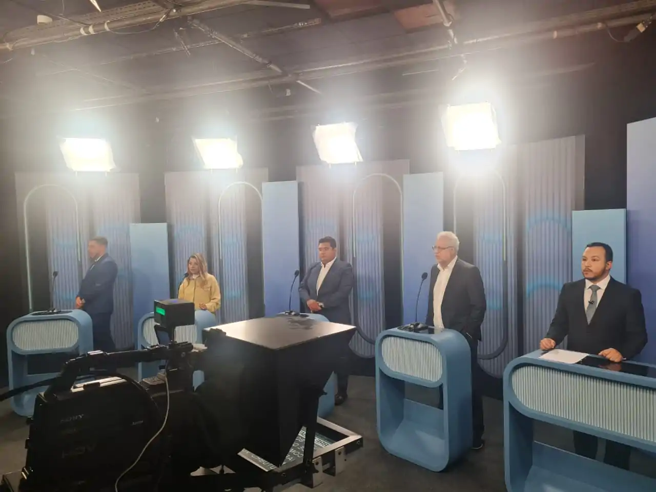 Críticas e questionamentos compõem debate dos candidatos de Suzano