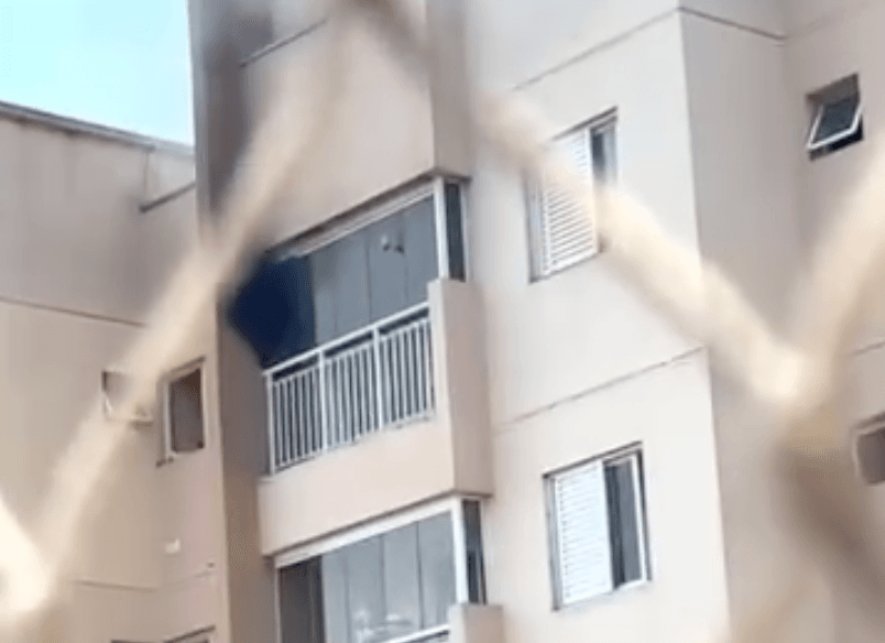 Incêndio atinge apartamento em condomínio de Suzano