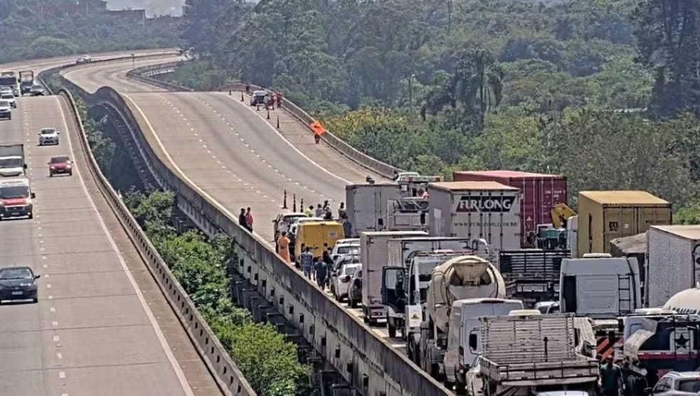 Carreta com botijões de gás tomba no Rodoanel em Suzano e deixa duas pessoas feridas
