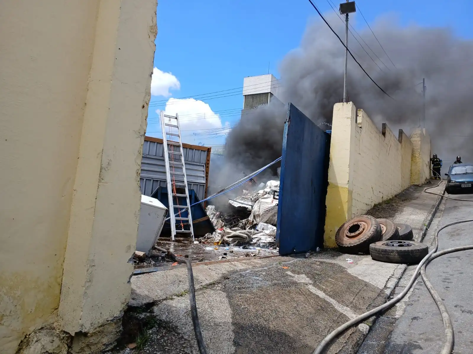 Incêndio em depósito de recicláveis mobiliza bombeiros de Mogi das Cruzes