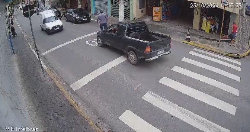 Carro invade contramão e atropela pedestre que atravessava a rua em Santa Isabel; veja vídeo