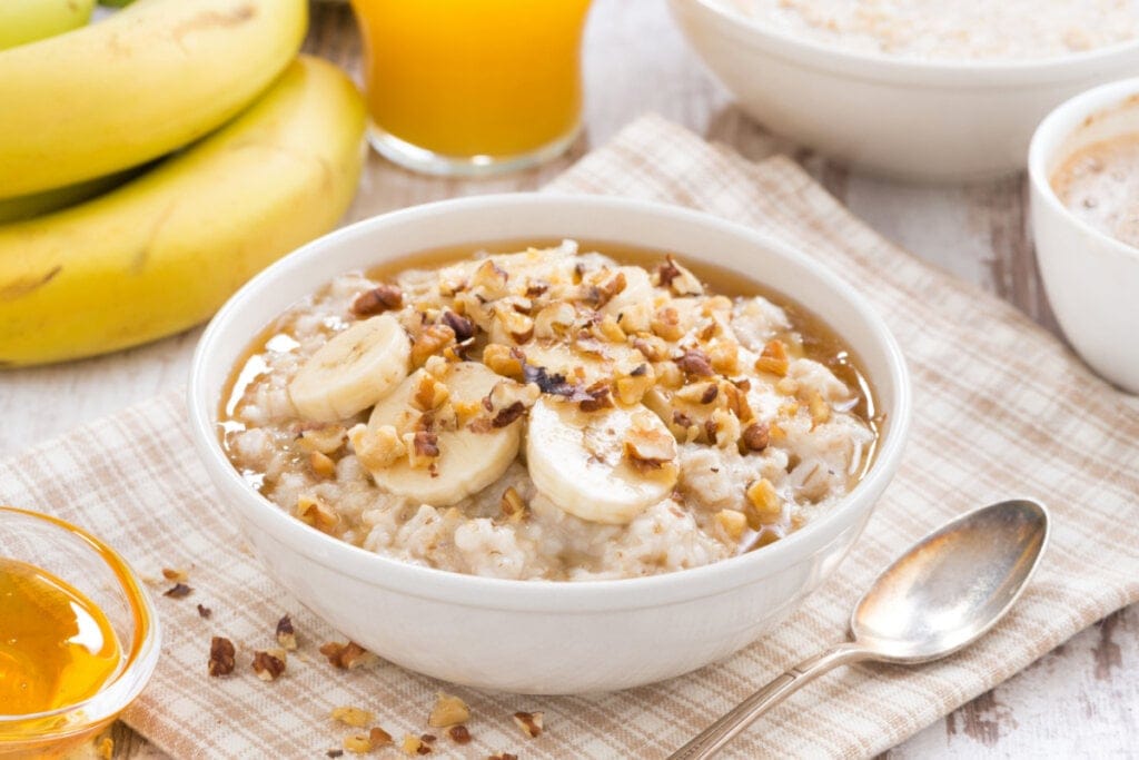 Mingau de aveia com banana em rodelas e nozes picadas