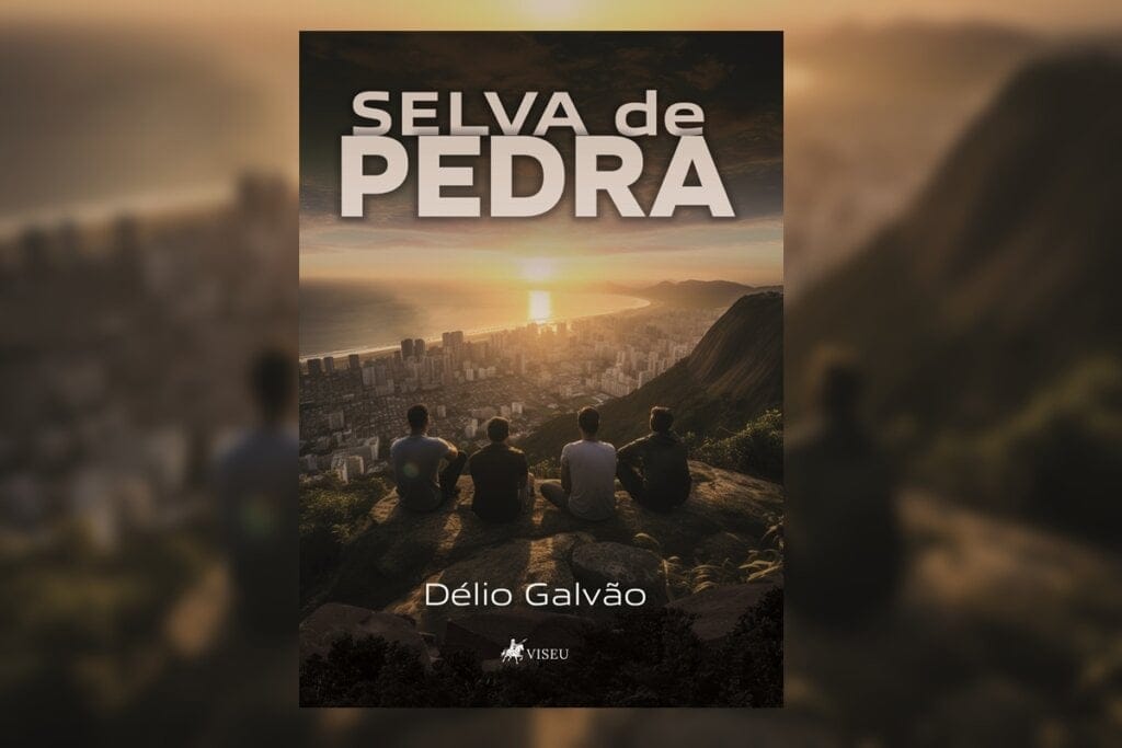 Capa do livro 'Selva de Pedra' com a foto de pessoas sentadas em uma montanha olhando a paisagem de uma praia e uma cidade 