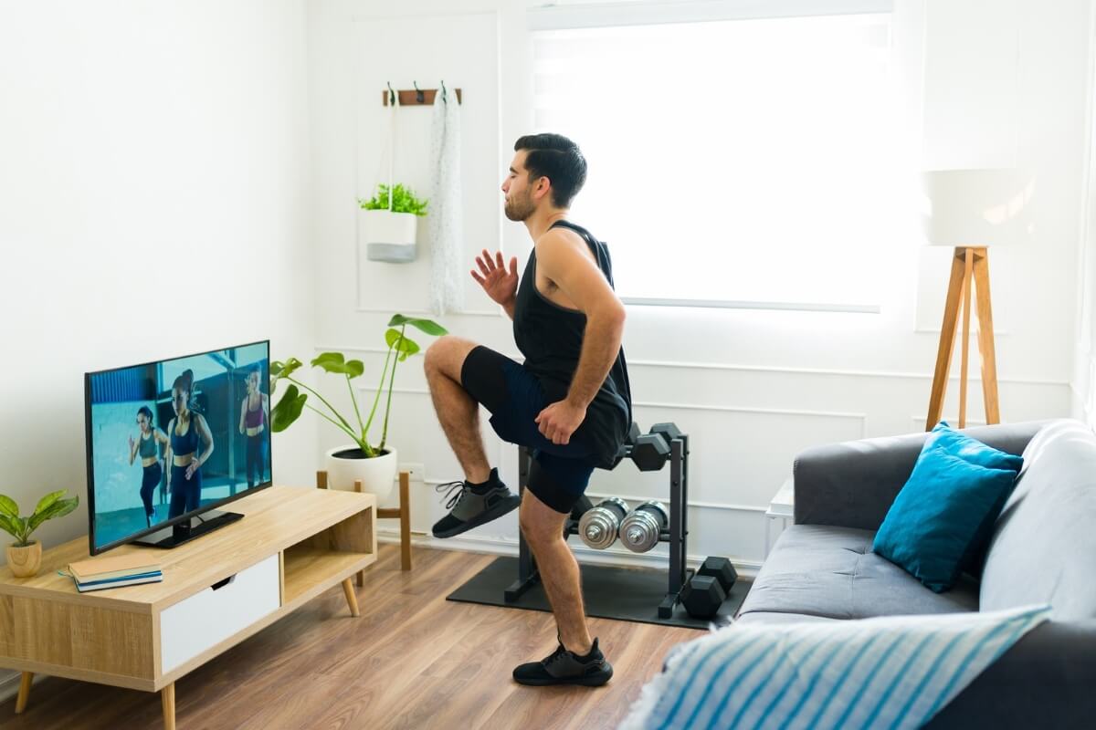 Homem em uma sala de estar fazendo exercício físico