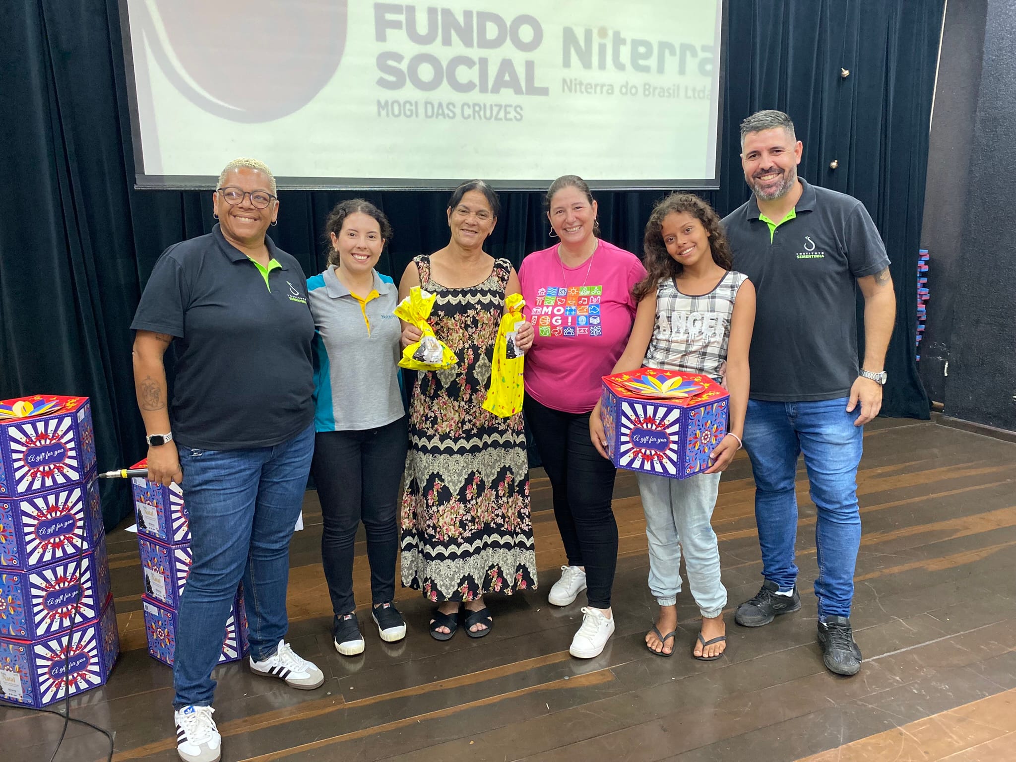 Niterra do Brasil realiza entrega de presentes de Natal para crianças e adolescentes de Mogi das Cruzes