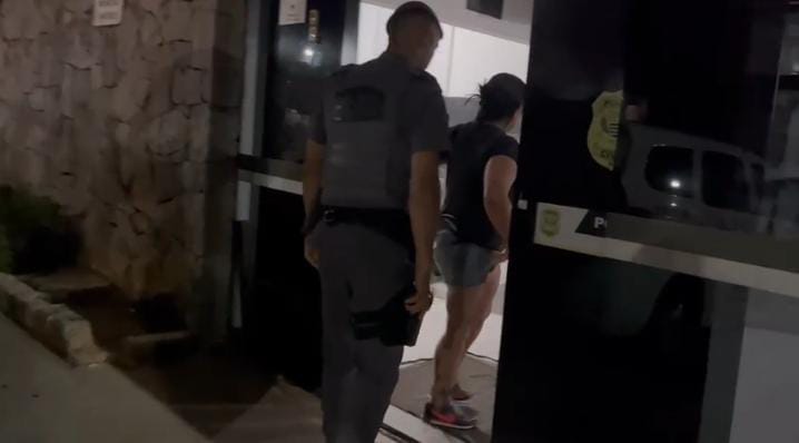 Mulher foragida por homicídio é entregue à polícia pelo namorado, em Arujá