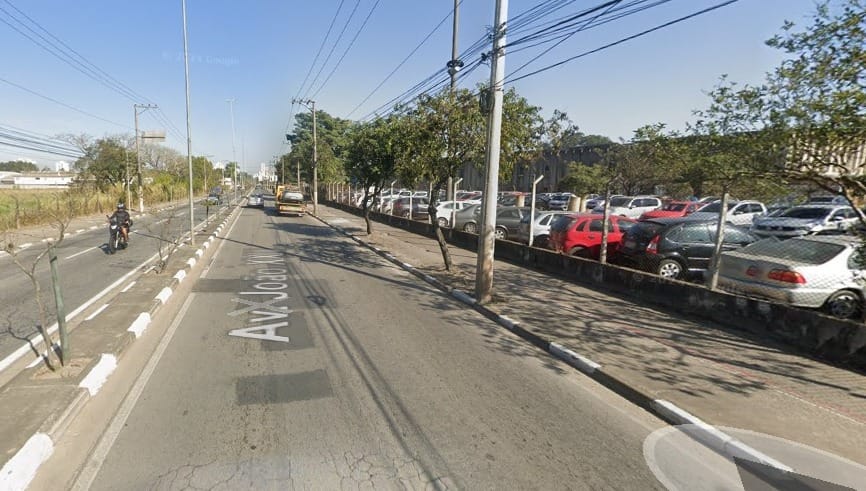 Após carro bater em poste na avenida de Mogi, região fica sem energia