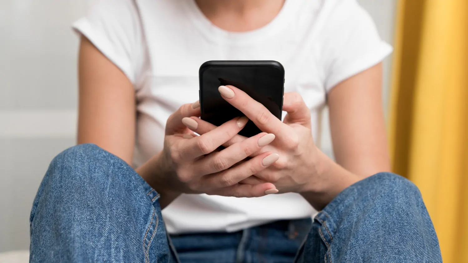 Ortopedista do Imot alerta para lesões causadas por longos períodos usando celular