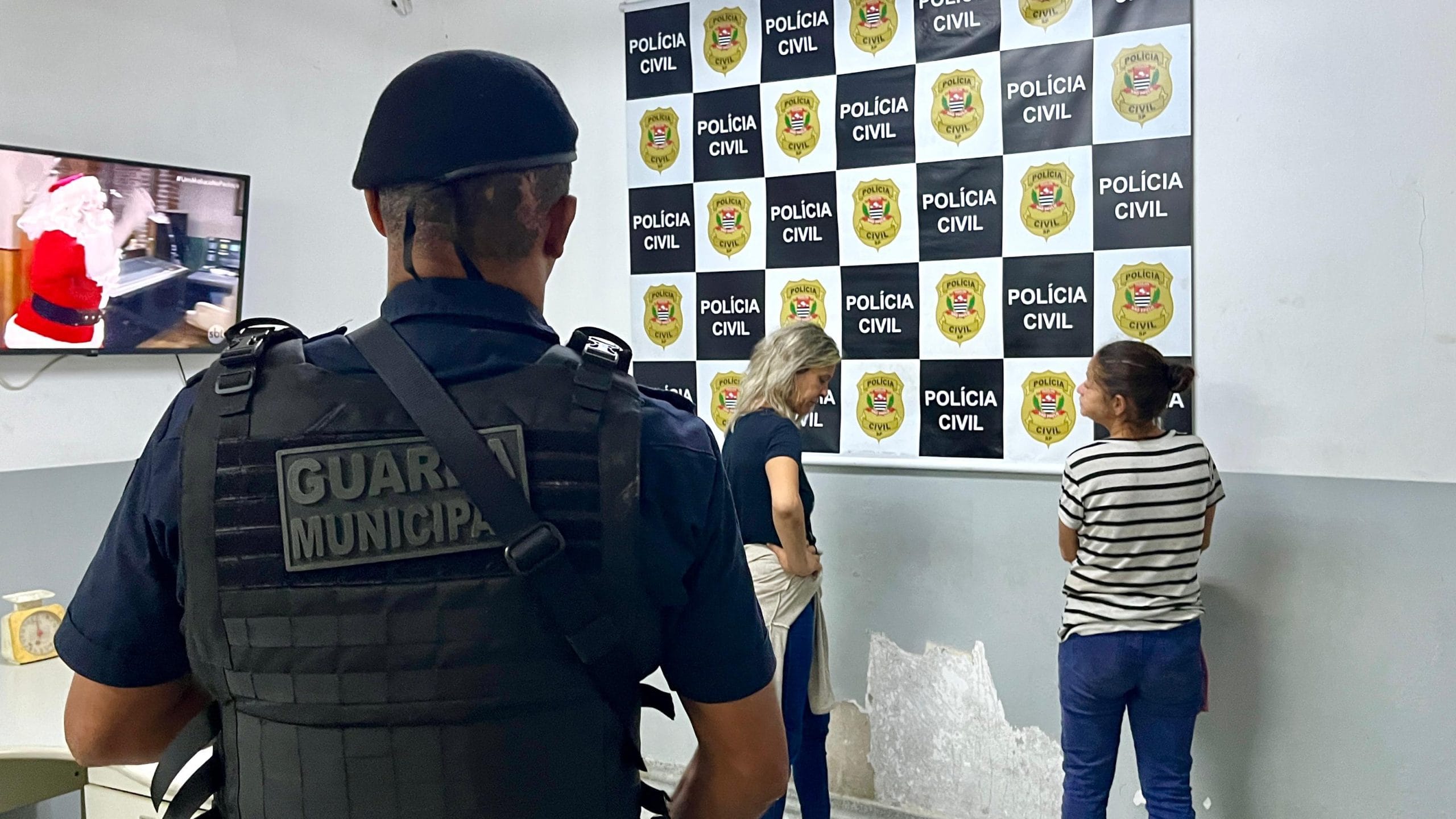 GCM de Itaquá prende duas mulheres por golpe da 'saidinha de banco'