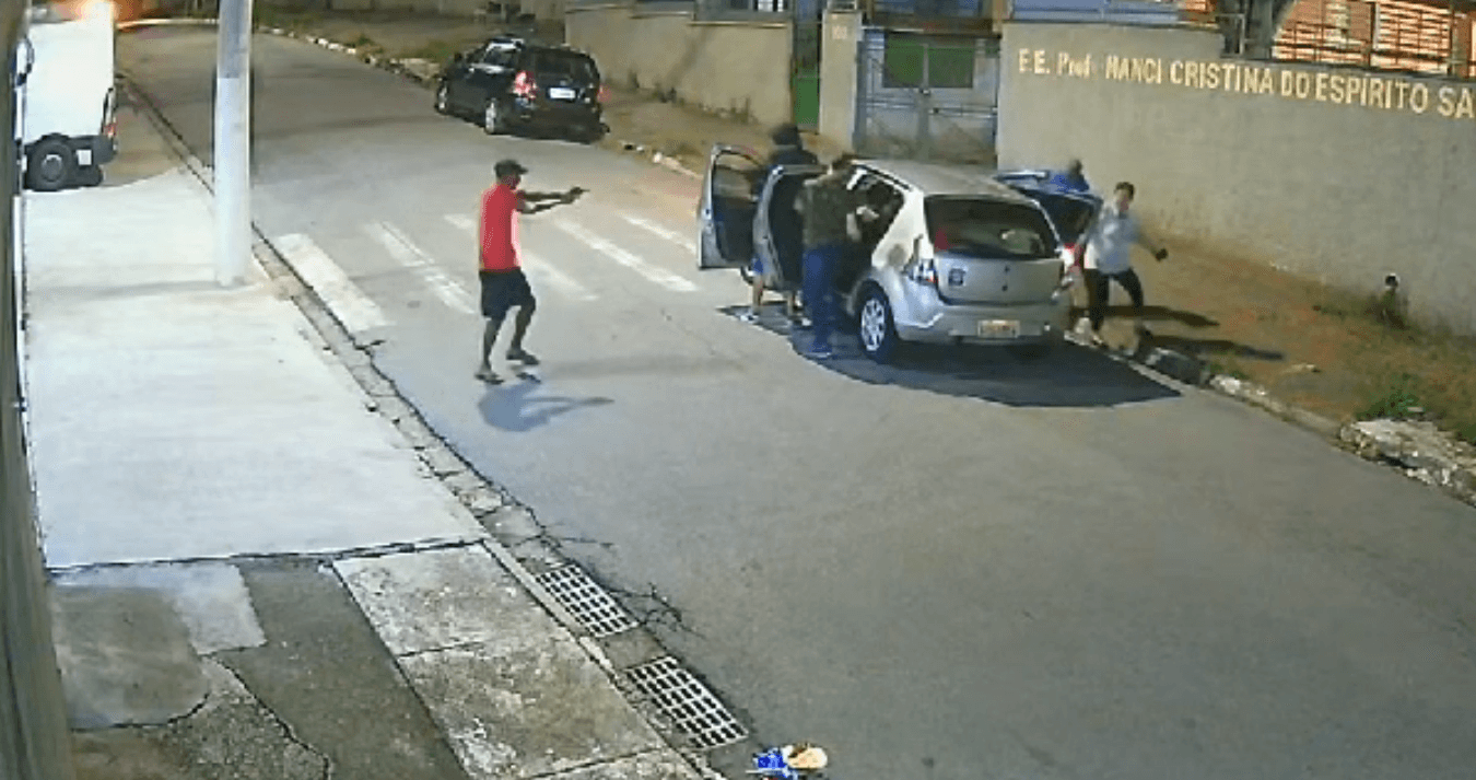 Homens armados rendem família e roubam veículo em Poá; veja vídeo