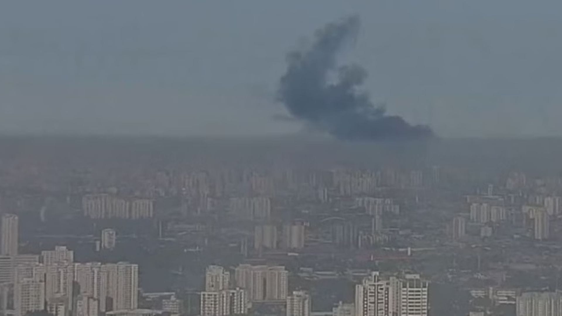 Avião de pequeno porte cai e atinge ônibus em avenida de São Paulo