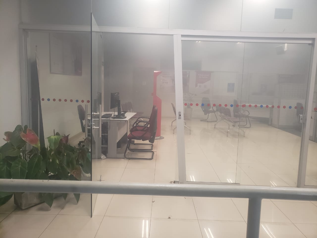 Homem invade agência bancária, ateia fogo e é preso pela PM em Biritiba Mirim