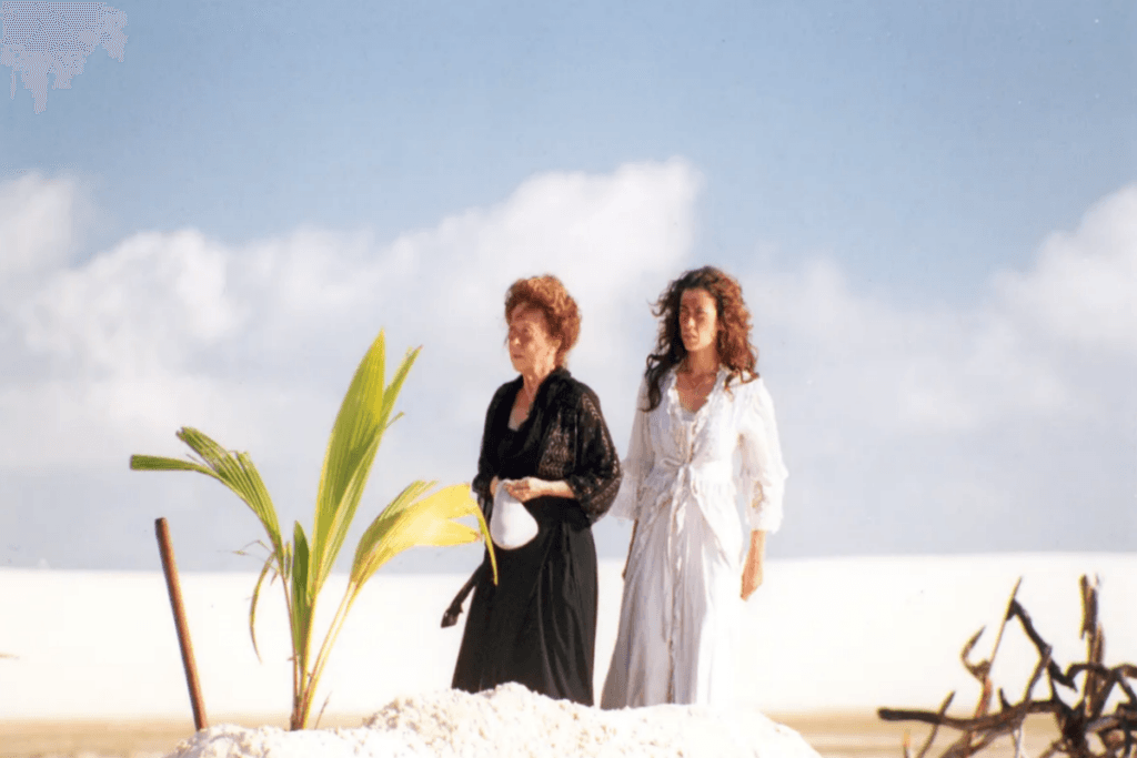 Mãe e filha andando nas dunas dos Lençóis Maranhenses