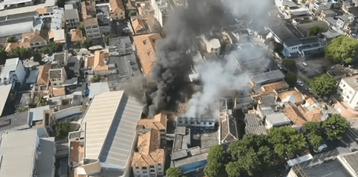 Incêndio destrói fábrica de fantasias no RJ e afeta quatro escolas de samba; veja quais