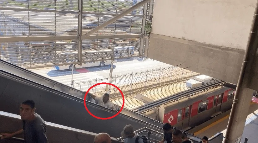 Cadeirante desce escada rolante por falta de elevadores na estação Suzano da CPTM
