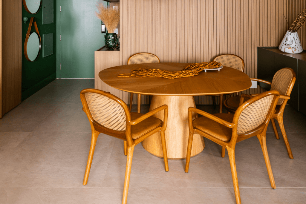 Mesa de madeira com 4 cadeiras com acabamento em palhinha e couro sintético
