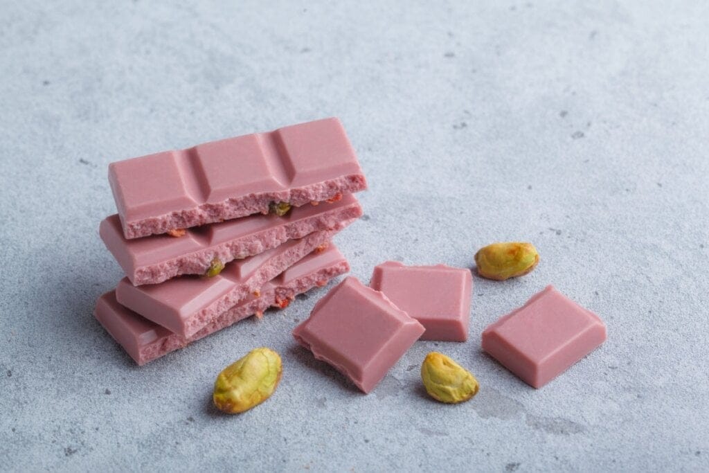 Barra de chocolate rosa em cima de uma superfície branca