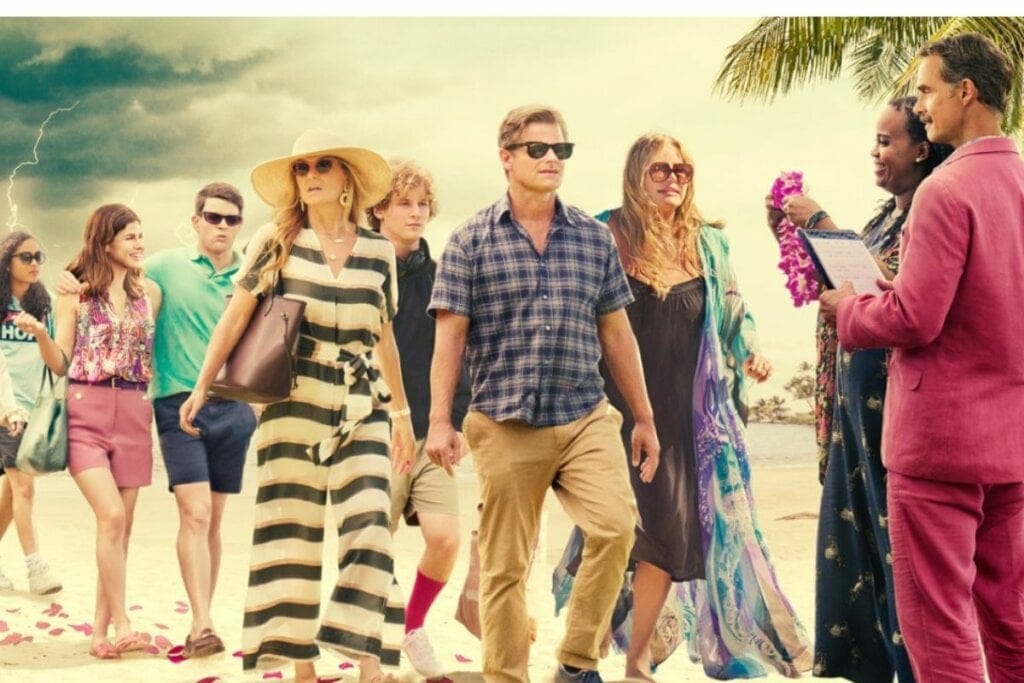 Personagens da série 'The White Lotus' andando na praia 
