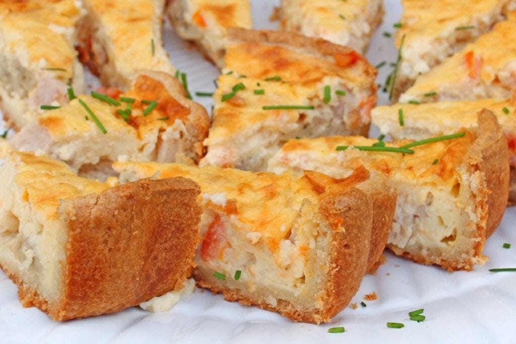 Pedaços de torta recheada com peixe e tomate